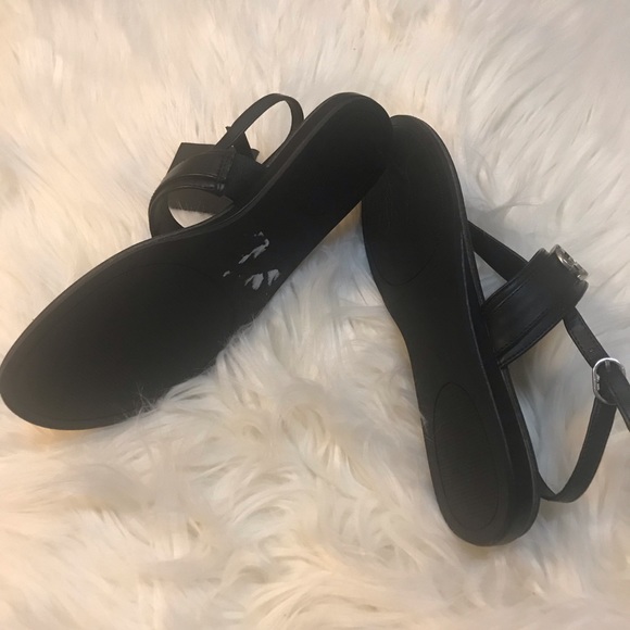 😇NWT Guess T-Strap Sandals - Picture 2 of 6